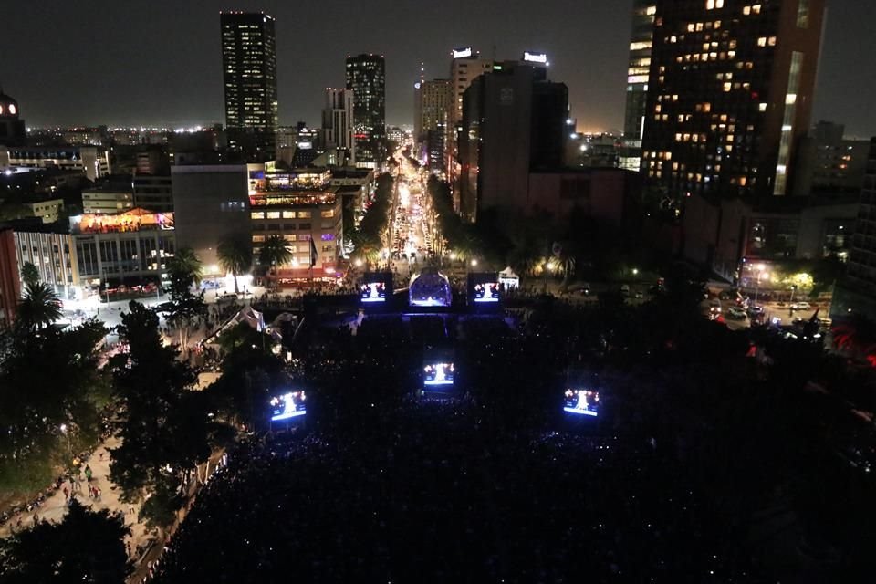 La audiencia abarrotó todos los espacios desde el escenario hasta el pie del Monumento a la Revolución.