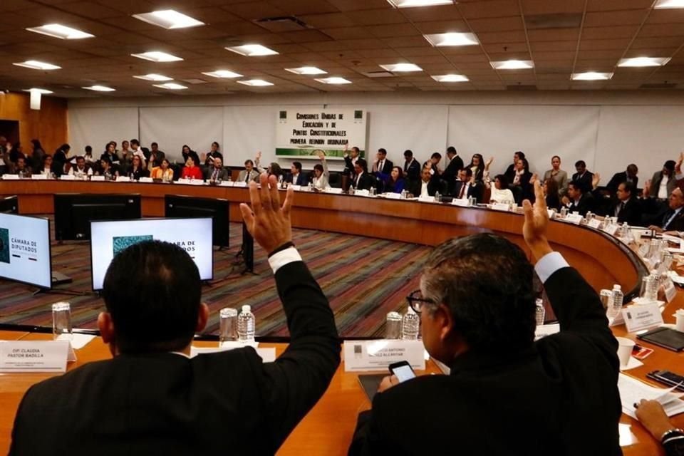 Tras protesta de la CNTE, los diputados por fin pudieron sesionar en San Lzaro.