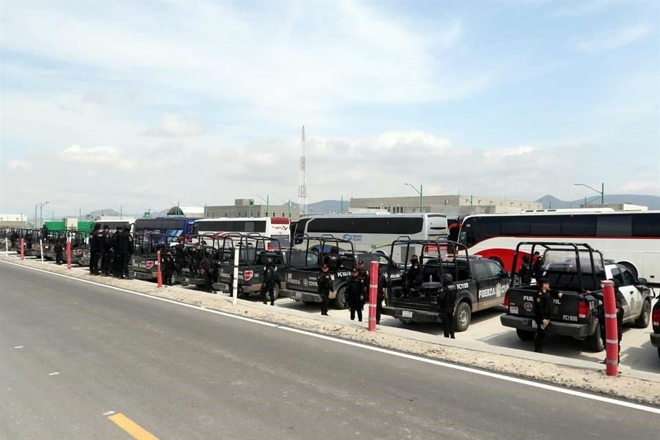Los autobuses con los reos llegaron al Cefereso No. 18, ubicado en Coahuila.