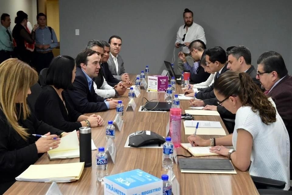 Legisladores federales del PAN (izq.) se reunieron con los comisionados de la CRE por los altos cobros de gas.