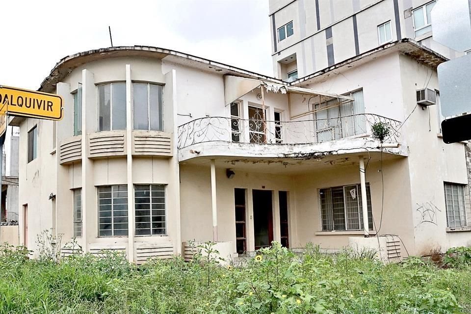 La solicitud de Banco Regional de Monterrey S.A. de una licencia de uso de suelo mixto habitacional, comercial y de servicios en un predio de Colonia del Valle.