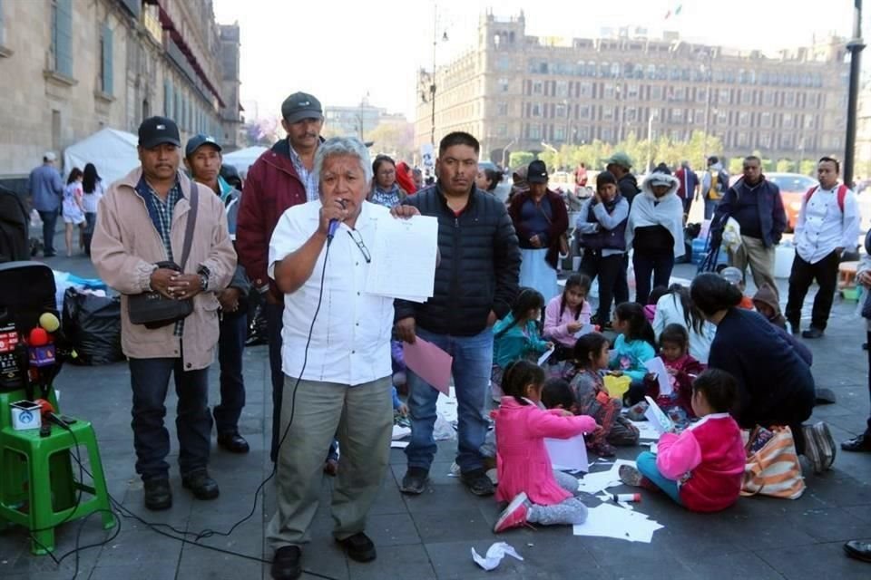 Conferencia afuera de Palacio, donde desde esta mañana comenzaron a levantar el campamento de desplazados.