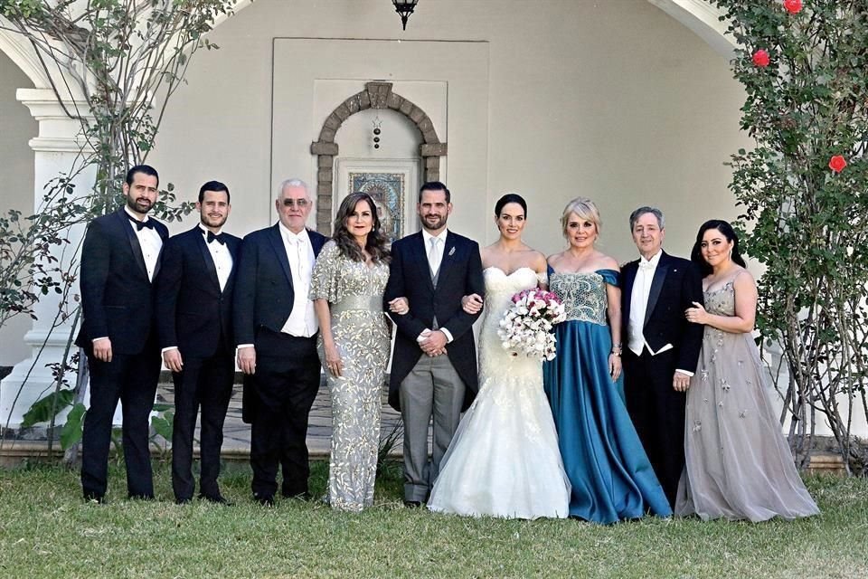 Daniel Suástegui Carmona, Adrián Suástegui Carmona, Federico Suástgui Flores, Elizabeth Carmona de Suástegui, los novios, Claudia A. Guadiana de Dieste, Manuel Dieste Carmona y Aranza Dieste Guadiana