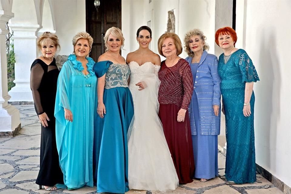 Gloria Coleman Tyler, Maricarmen Bretzfelder de Pollard, Claudia A. Guadiana de Dieste, la novia, Clarita García de Guadiana, Chacha Garagarza y María García de De la Garza
