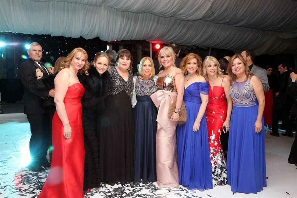 La mamá de la novia con un grupo de amigas.