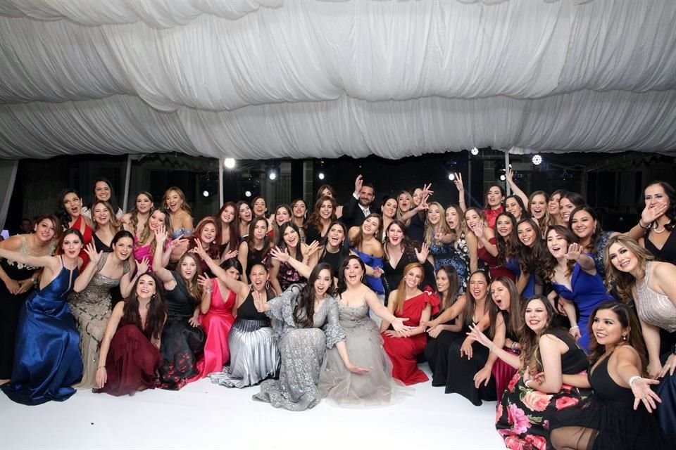 Los novios con las invitadas.