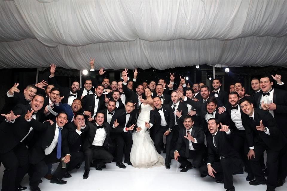 La pareja con algunos invitados.