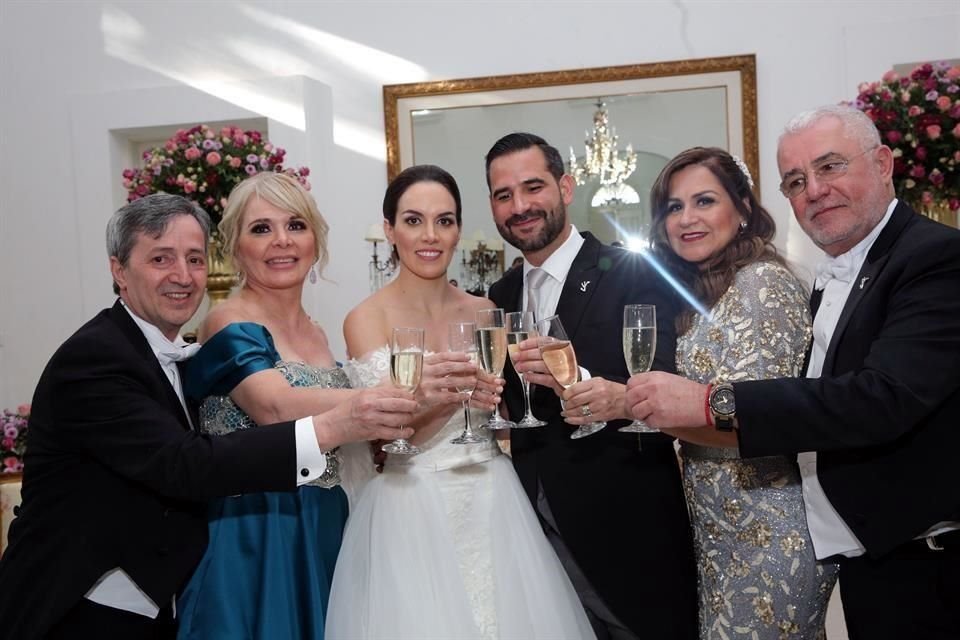 Manuel Dieste Camargo, Claudia A. Guadiana de Dieste, los novios, Elizabeth Carmona de Suástegui y Federico Suástegui Flores  