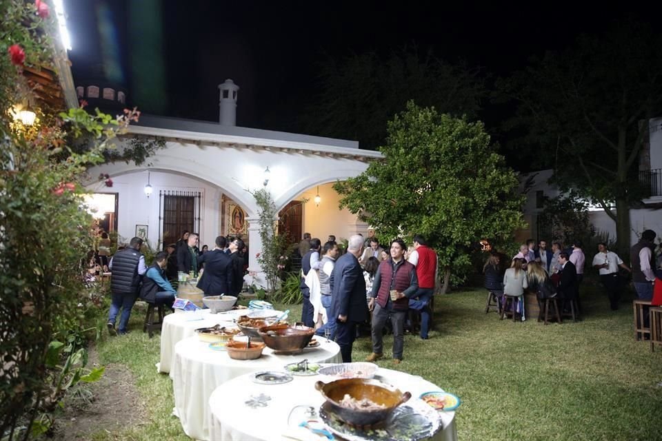 Los invitados convivieron durante el Coctel de Bienvenida.