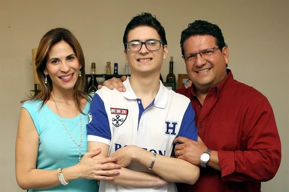 Alma Cavazos. Esteban Salas Cavazos y Pepe Salas