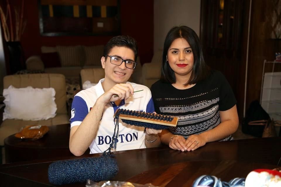 Esteban con Hilda Cecilia Rodríguez Morales, su maestra sombra