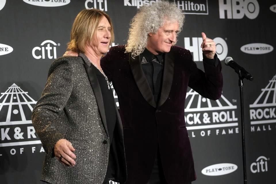 Brian May, de Queen, presentó a Def Leppard. Posó con el icónico Joe Elliott.