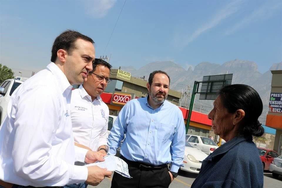  Héctor Castillo (izq. a der.), Raúl Gracia y Hernán Salinas dialogan sobre los cobros excesivos de gas frente a una oficina de Naturgy (antes Fenosa).