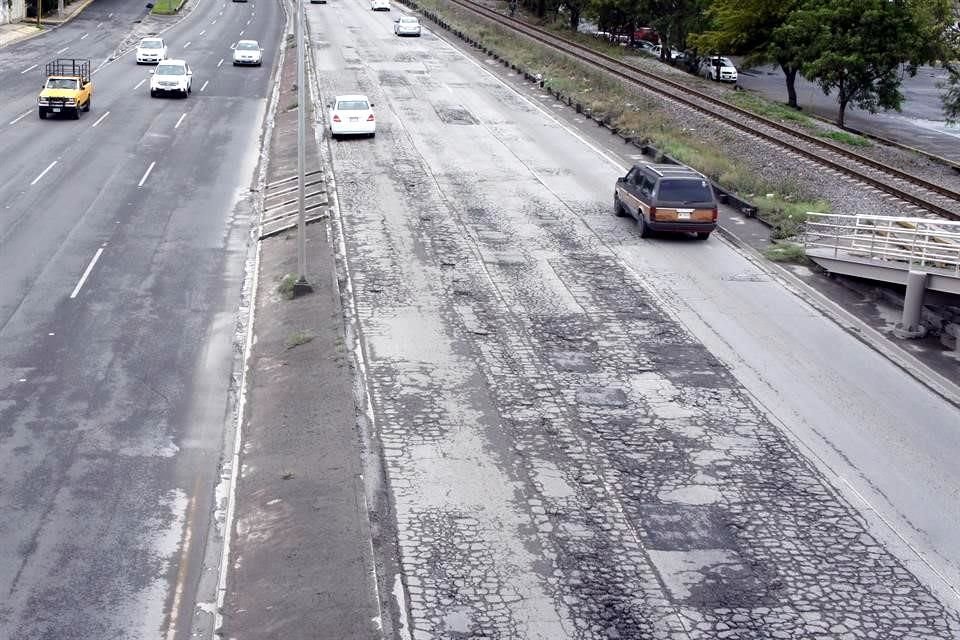 La Avenida Manuel L. Barragán tiene un tramo que da miedo, pero por los daños que presenta desde hace meses, en San Nicolás.