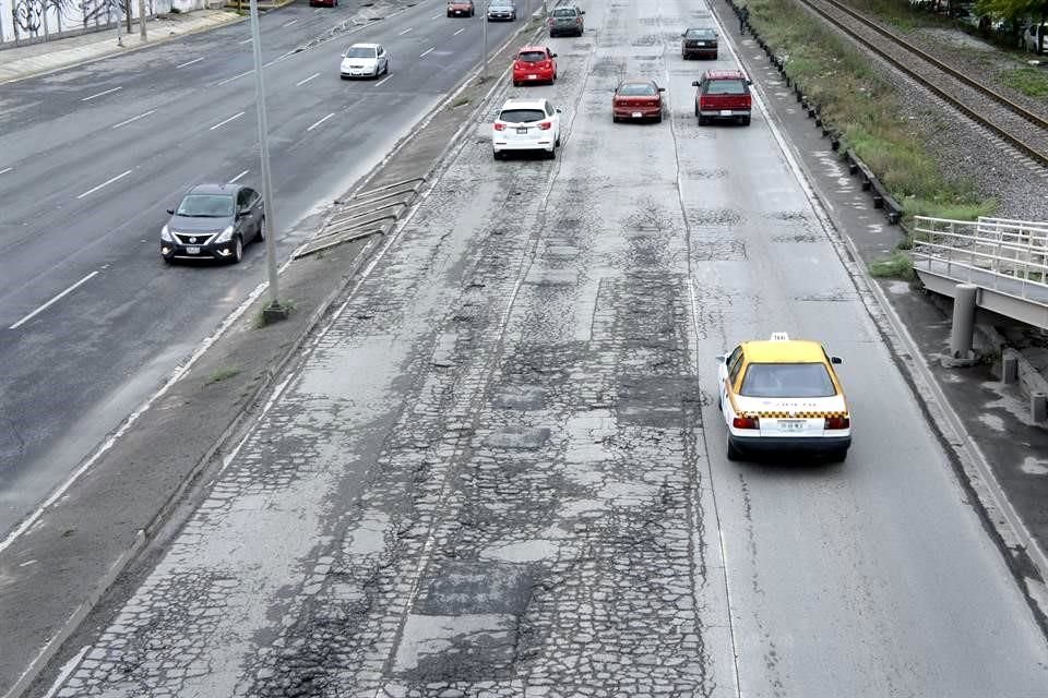 Desniveles, grietas y baches salen al paso de los conductores que circulan de Sendero hacia Monterrey.