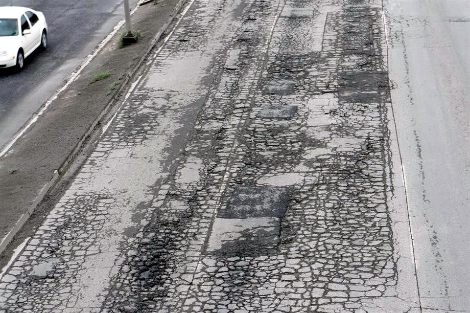 Esta parte de Barragán resulta un peligro y un martirio para los conductores, quienes sienten como sus vehículos brincan por los desniveles y caen irremediablemente en uno o más pozos.