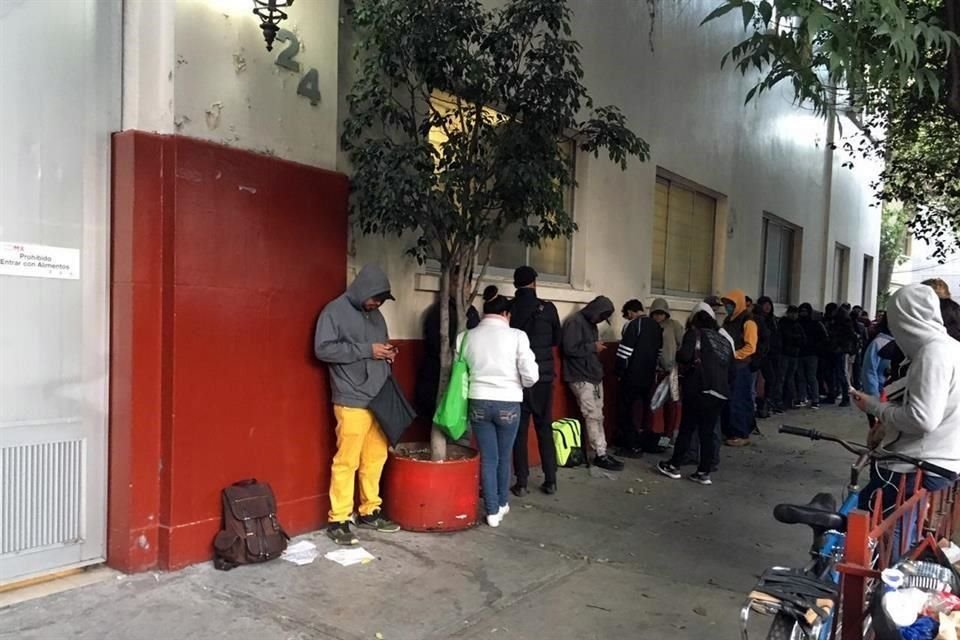 Bajo vigilancia de policías, pacientes ingresan a la Clínica Condesa esta mañana y no se observa en el lugar a sindicalizados que la tuvieron detenida.