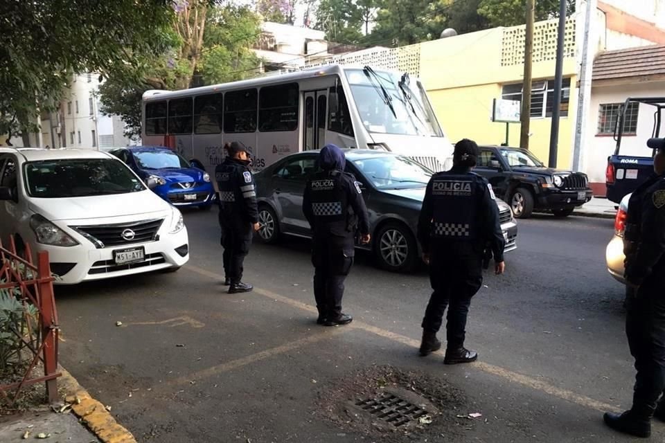 En punto de las 6:48 horas, las puertas se abrieron y los pacientes ingresaron a la clínica.