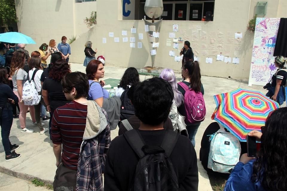 Alumnos de la Facultad de Artes Visuales protestaron el viernes por presuntos casos de acoso por parte de maestros.