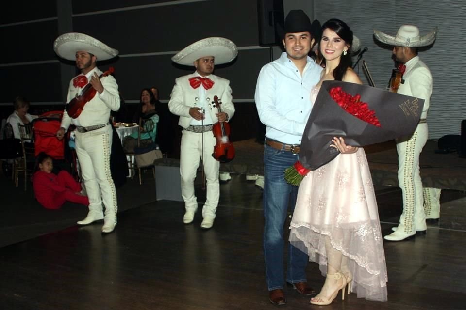 Iliana Cavazos Cavazos fue sorprendida durante la despedida pro su novio, Gualberto Leal Martínez, quien le llevó un ramo de rosas y mariachi.