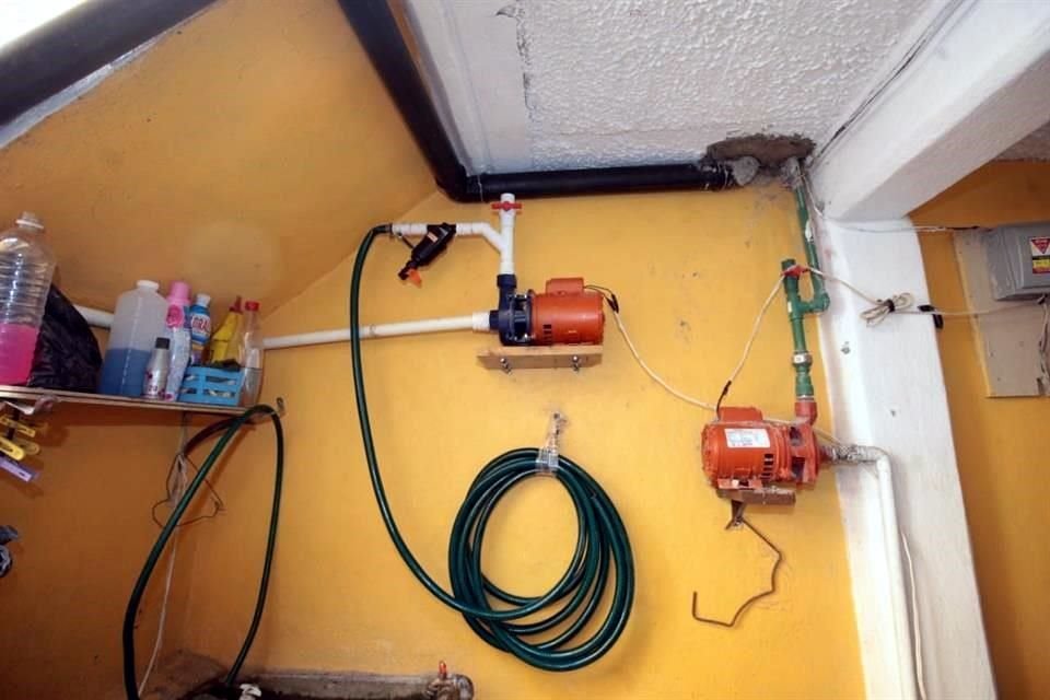 Cada sistema cuenta con un tanque de 2 mil 500 litros, separador de agua, filtros y tubería que baja de las azoteas el agua.