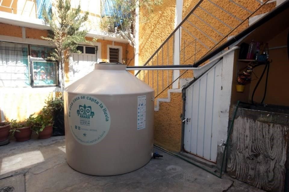 El costo por tanque es de alrededor de 18 mil pesos y aprovecharía en promedio 25 mil litros de agua al año por casa, lo equivalente a tres pipas de agua.