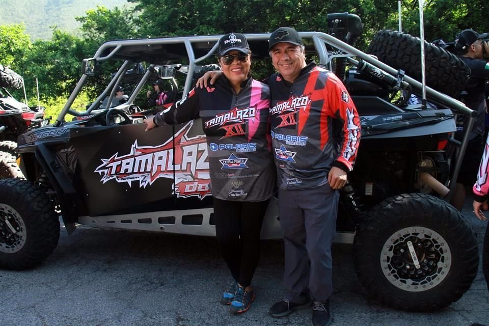 Esthela de González y Roger González