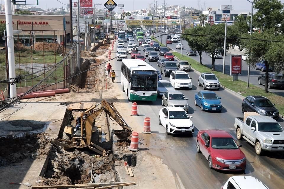 A PASO LENTO Aunque genera afectaciones a comerciantes, conductores y peatones, la ampliación de un carril en Garza Sada no fue concluida en el plazo fijado por la autoridad.