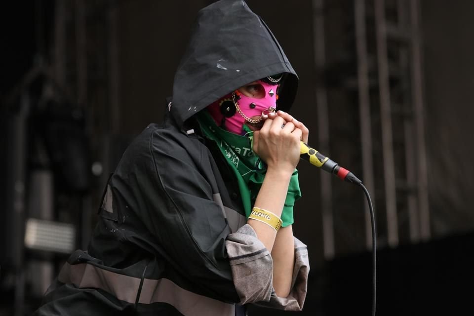 Las rusas Pussy Riot mezclaron punk-rock y proclamas en el evento, en Toluca.