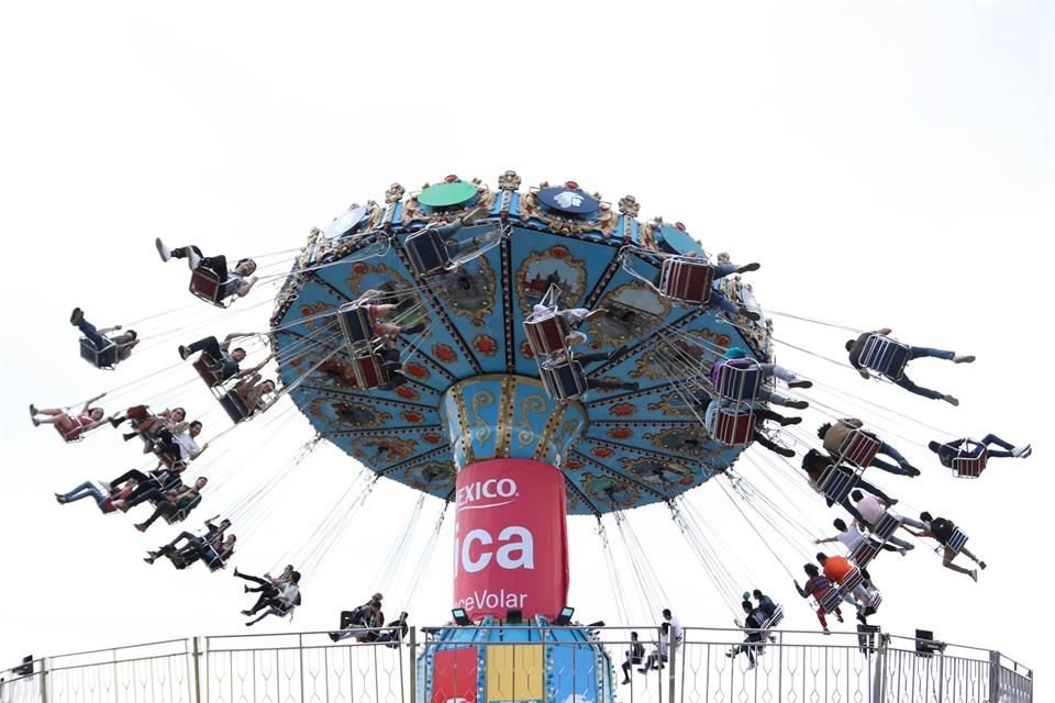 La gente se divirtió en las atracciones.