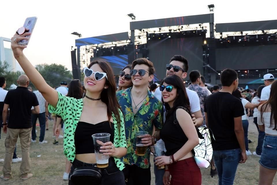 Myriam Avelar, Miriam Mendoza, Ana Urbina, Peter Arredondo y Luis González