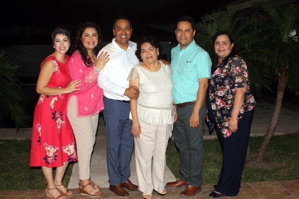 Adriana, Irma y Jorge Villarreal González, Yolanda Garza, Nancy y Andrés Villarreal
