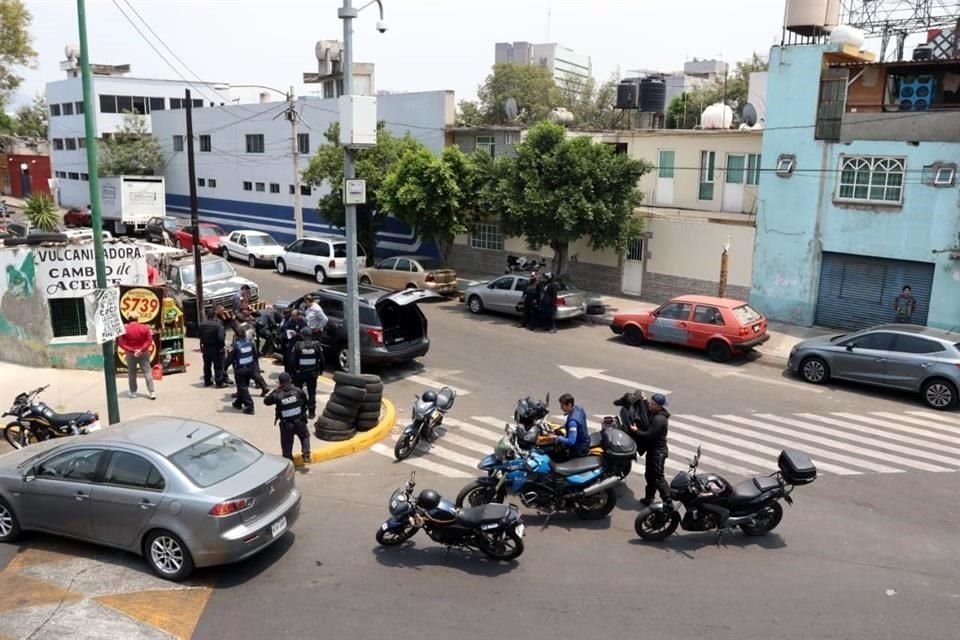 El conductor se había estacionado frente a una vulcanizadora, pues sus llantas se poncharon.