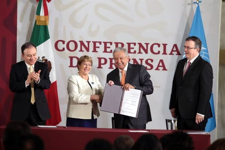 Michelle Bachelet, Alta Comisionada de ONU para DH, y el Presidente López Obrador durante la firma de compromiso de asesoría en derechos humanos a la Guardia Nacional.