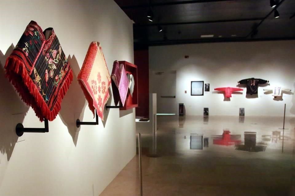 La expo muestra técnicas y diseños, desde artesanales hasta creaciones con telas industrializadas.