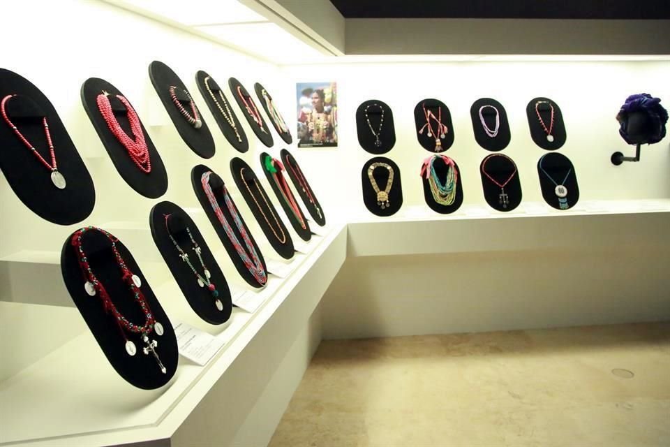E incluye piezas de joyería y tocados.