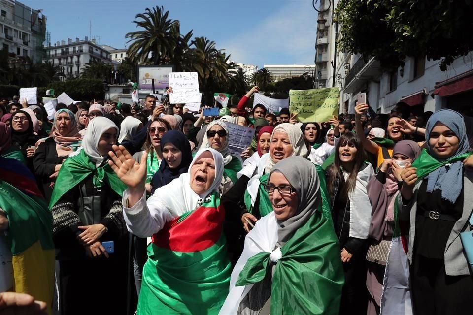 Mujeres argelinas participan en una protesta contra nuevo jefe del Gobierno interino, Abdelkader Bensalá, este miércoles, en Argel, Argelia.