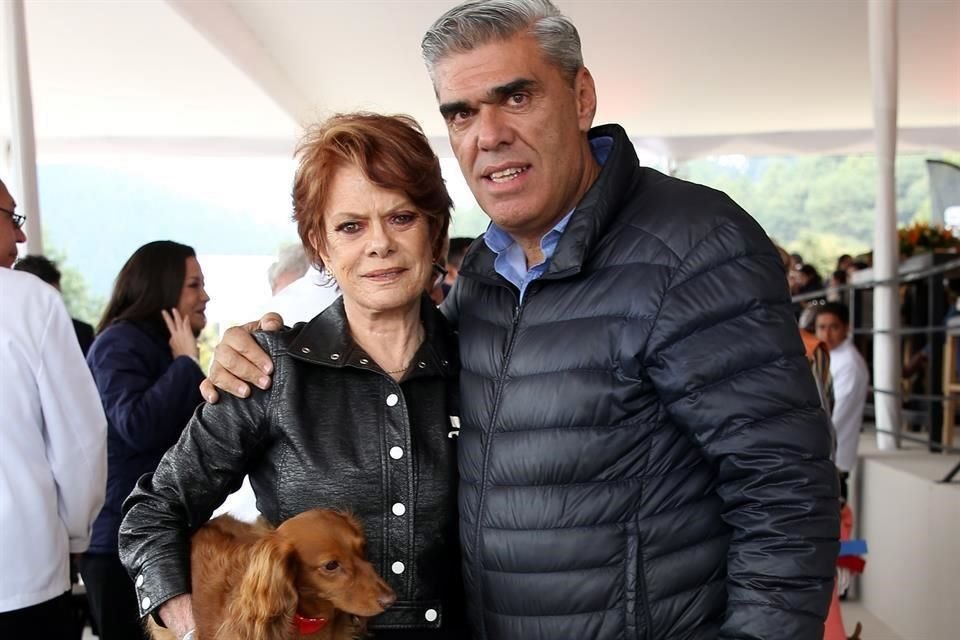 Virginia Sendel y su yerno, Mauricio González, con 'Krika'