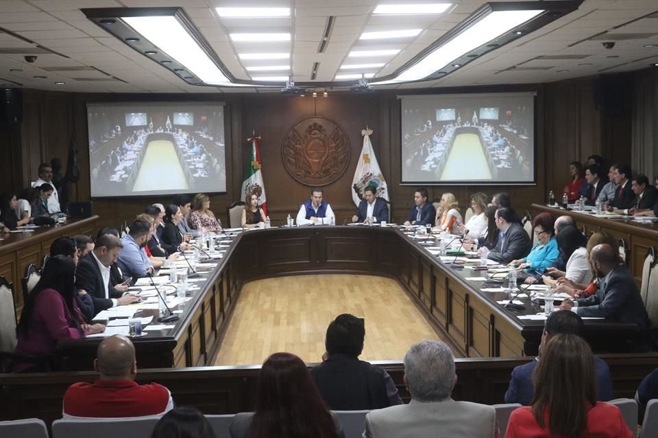 En la sesión, regidores panistas, quienes votaron en contra de la medida, manifestaron su inconformidad debido a que consideraron que la creación de esta secretaría engorda la nómina municipal.