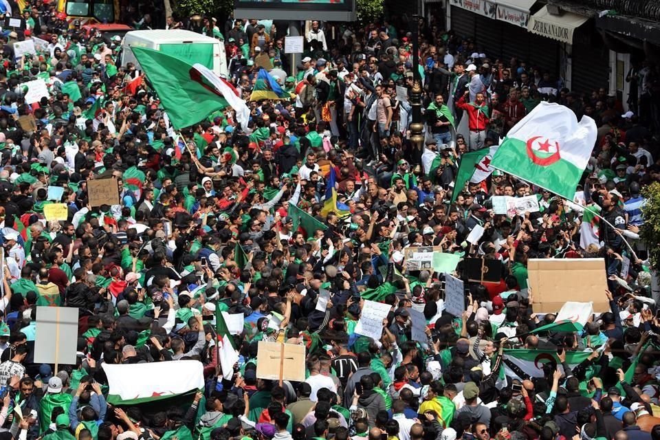 Los manifestantes advierten que continuarán sus movilizaciones hasta que salgan todas aquellas personas que son símbolos del sistema político de Bouteflika.