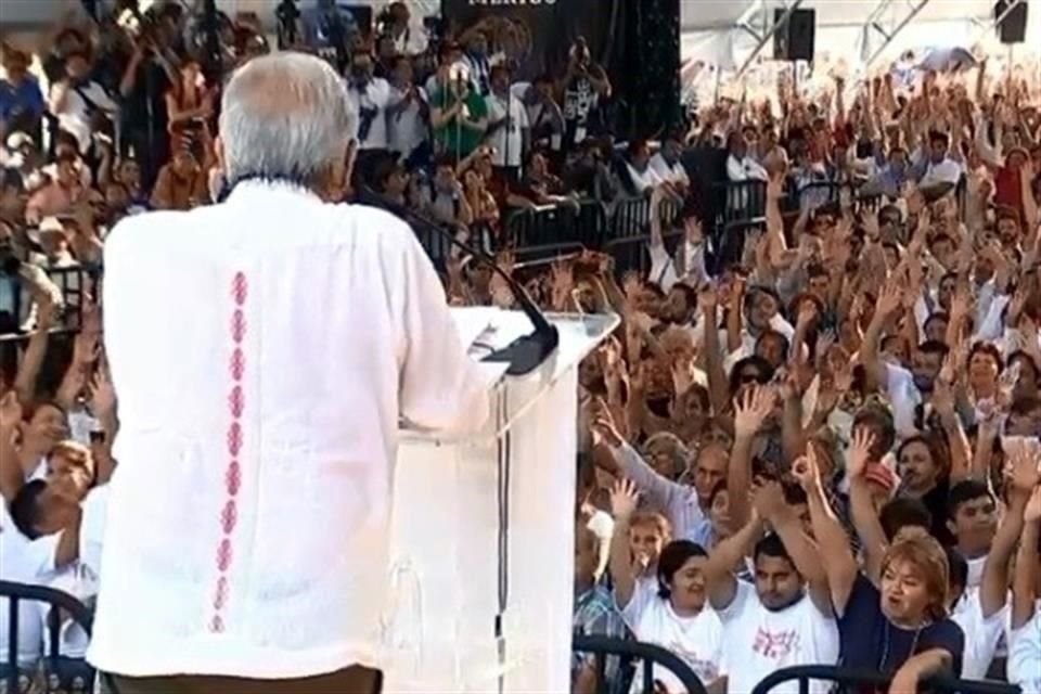 Momento en el que Andrés Manuel López Obrador somete a consulta la relación con el Gobierno de Campeche.