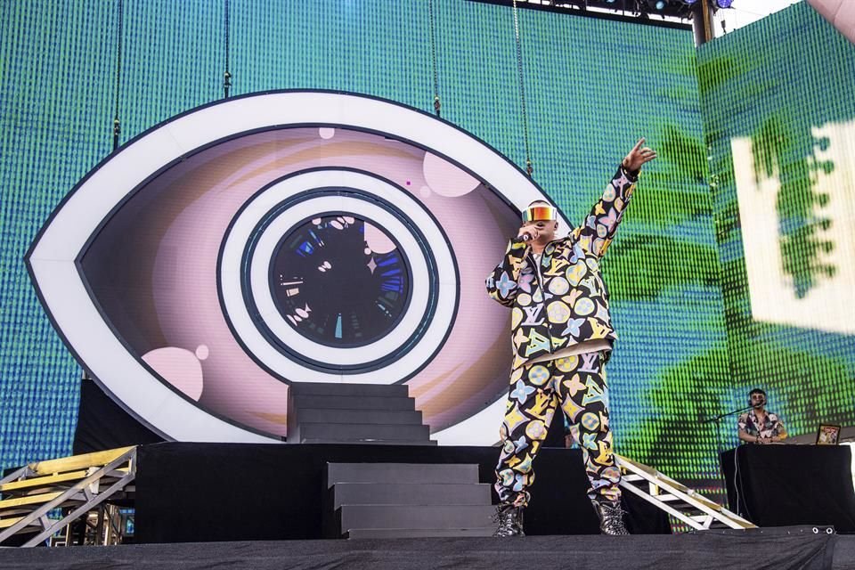 El cantante se presentó en el escenario principal.