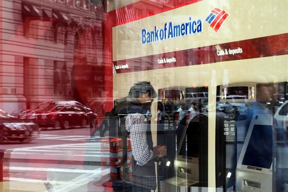 Bank of America dijo que sus ingresos comerciales, por operaciones bursátiles y de renta fija cayeron un 17, 22 y 8 por ciento, respectivamente en el trimestre.