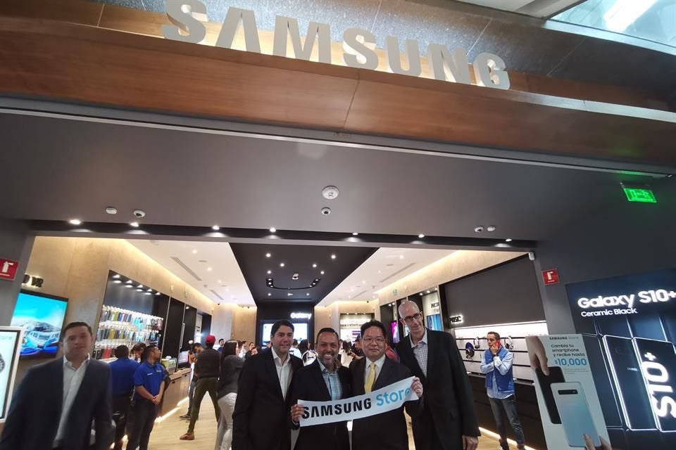 En el marco del décimo aniversario de la línea Galaxy, hoy se inauguró la décima tienda de Samsung en México