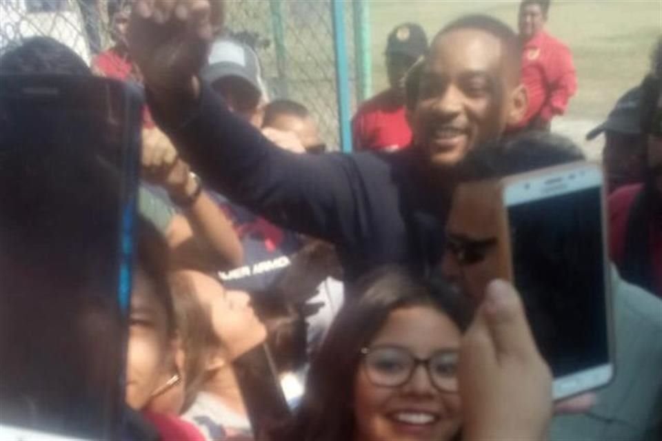 En Morelos, el actor se tomó fotos con la gente.