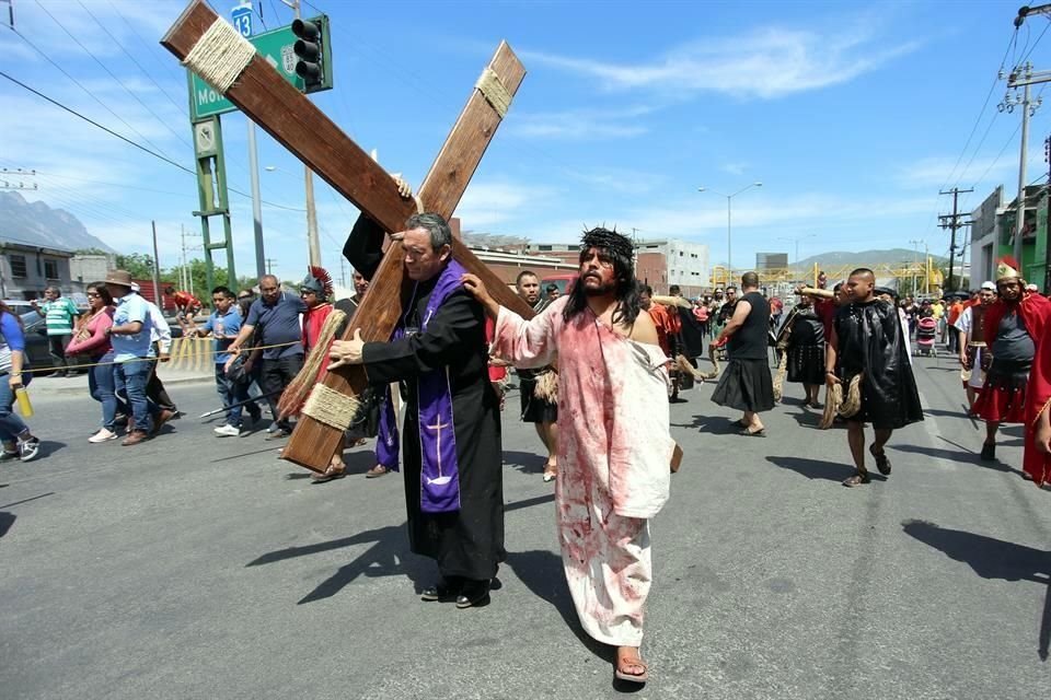 El Padre Felipe de Jesús cargó la cruz en un trayecto del Viacrucis de Santa María Goretti, el Viernes Santo.