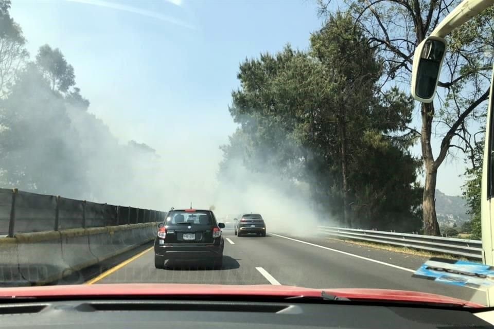 El trayecto de la autopista México-Cuernavaca se nubló por el humo de un pastizal en llamas a la altura del kilómetro 34