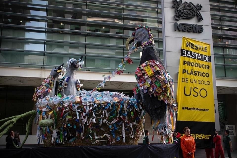 Greenpeace protestó en las oficinas de Nestlé en la Ciudad de México.