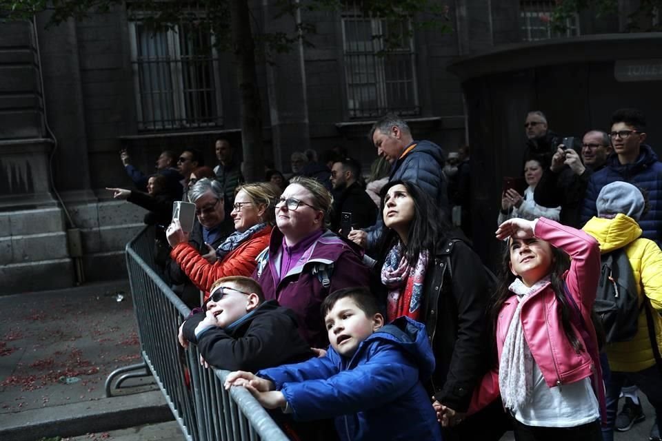 Turistas y habitantes de París acudieron a la zona para ver de cerca los daños y los trabajos en la fachada de la catedral.
