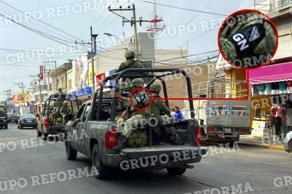 Tropas del Ejército patrullan en Minatitlán con el distintivo de la Guardia Nacional en el brazo; la corporación aún no está formalizada.